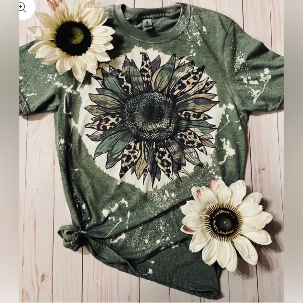 Casual T-shirt - NEW - Women's Sunflower Print Round Neck Short Sleeve T-shirt.